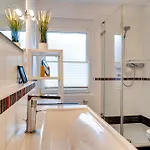 Holiday home Koeln-pulheim Saphier Haus I15 Min Koeln Messe Lanxess I 180m2 Ueber 4 Level I Komfort I P I Palmengarten I Babybett *