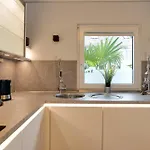 Holiday home Koeln-pulheim Saphier Haus I15 Min Koeln Messe Lanxess I 180m2 Ueber 4 Level I Komfort I P I Palmengarten I Babybett *