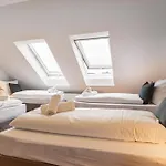 Holiday home Koeln-pulheim Saphier Haus I15 Min Koeln Messe Lanxess I 180m2 Ueber 4 Level I Komfort I P I Palmengarten I Babybett Pulheim