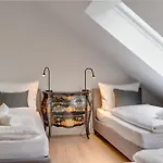 Holiday home Koeln-pulheim Saphier Haus I15 Min Koeln Messe Lanxess I 180m2 Ueber 4 Level I Komfort I P I Palmengarten I Babybett Pulheim